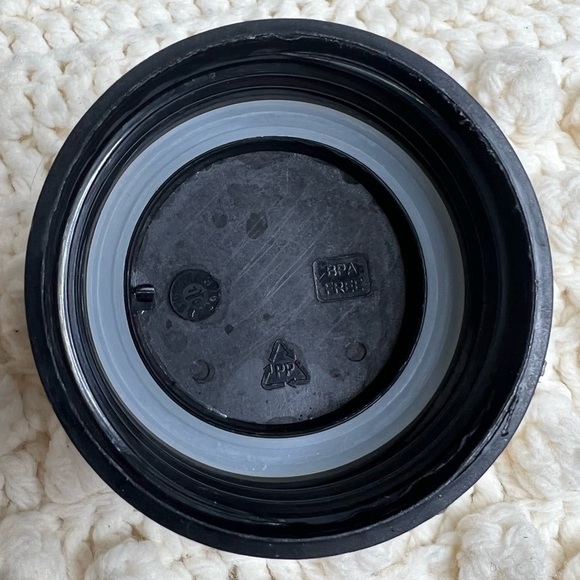 PELOTON Workout Glass Water Bottle with Lid Silicone Sleeve Black Logo - Picture 8 of 9